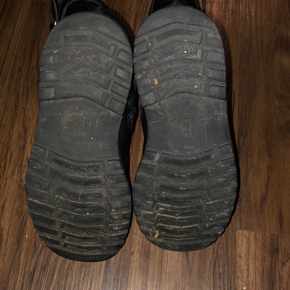 UGGS Pebbled Black leather ankle boots w/belts - Picture 8 of 8